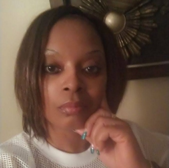 Profile Picture of Muriel Thomas (@tinateen4u) on Poshmark