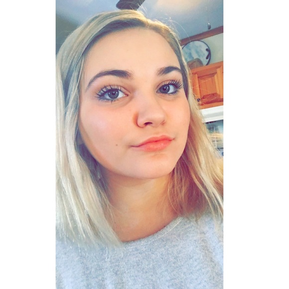 Profile Picture of Julia Stevens (@julia_stevens98) on Poshmark