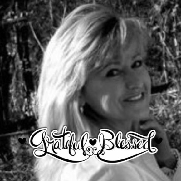 Profile Picture of Debbie Alexander (@debbiealexan421) on Poshmark