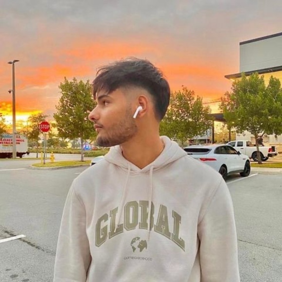 Profile Picture of Andro Gonzalez (@andro_gonzalez) on Poshmark