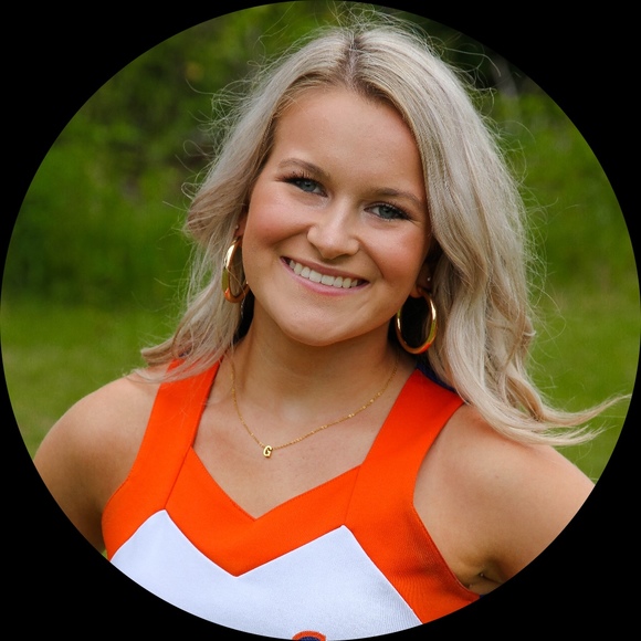 Profile Picture of Grayson Elizabeth (@grayelizabeth) on Poshmark