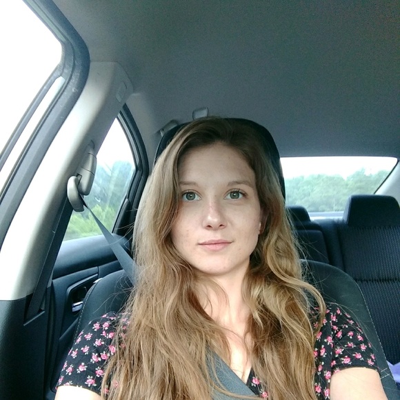 Profile Picture of Paige Hildreth (@suzihildreth) on Poshmark