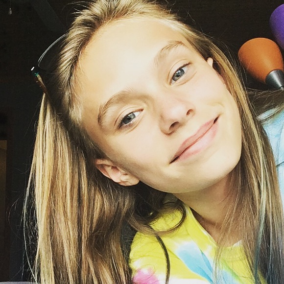 Profile Picture of Savannah Arnold (@savvy_arnold) on Poshmark