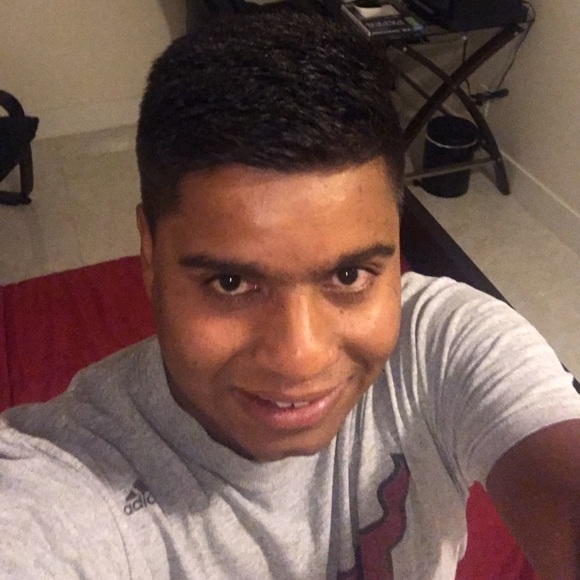 Profile Picture of Daniel Rivero (@driveroi) on Poshmark