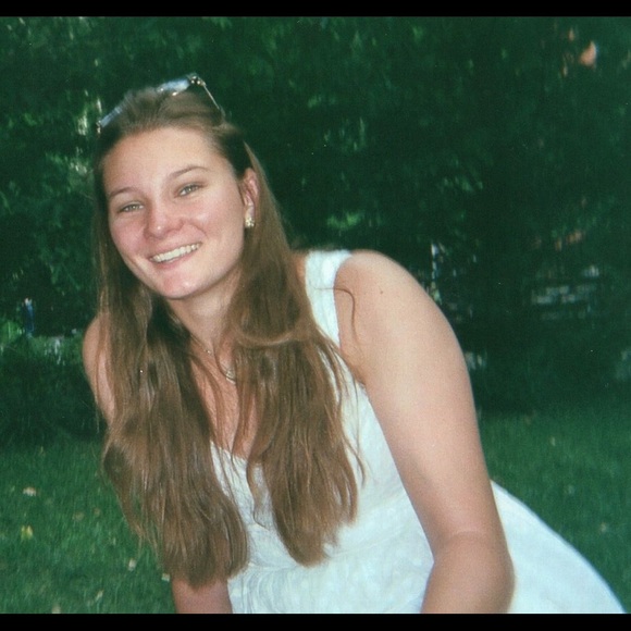 Profile Picture of Lucy Munves (@lucymunves) on Poshmark