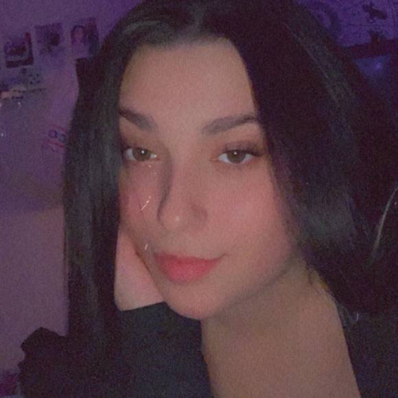 Profile Picture of Olivia Root (@unknown121312) on Poshmark