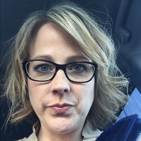 Profile Picture of Robin Reyes (@robineray12) on Poshmark