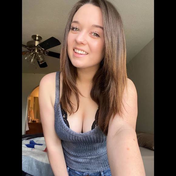 Profile Picture of Carley Giaccio (@carleynicole) on Poshmark