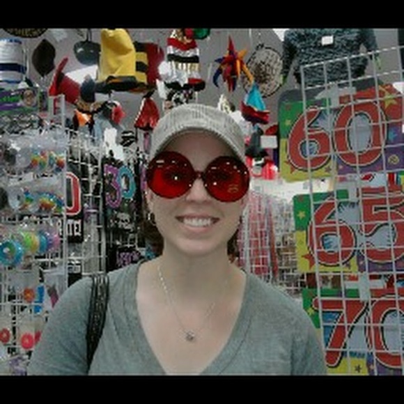 Profile Picture of Leslie Bell (@leslieebell13) on Poshmark