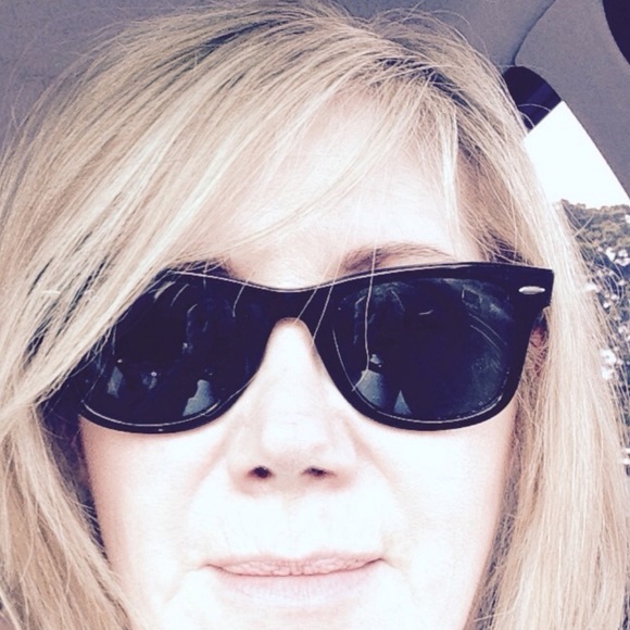 Profile Picture of Debby Bovenzi (@tilliegort) on Poshmark