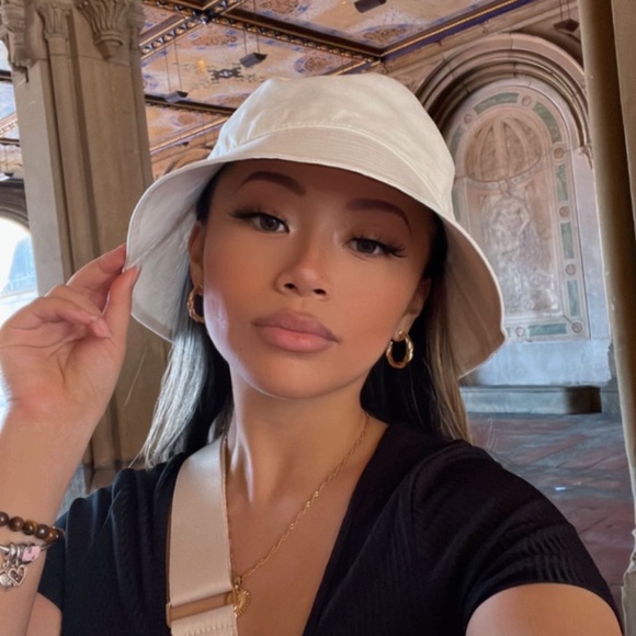 Profile Picture of Vivian Vu (@vivianvu1022) on Poshmark