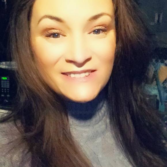 Profile Picture of Danielle Wilder (@dwilder8464) on Poshmark