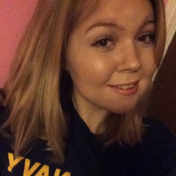 Profile Picture of Emily Rizzo (@emilynicolee223) on Poshmark