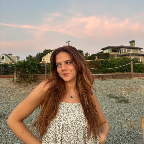 Profile Picture of Danielle Moraga (@dmoraga003) on Poshmark