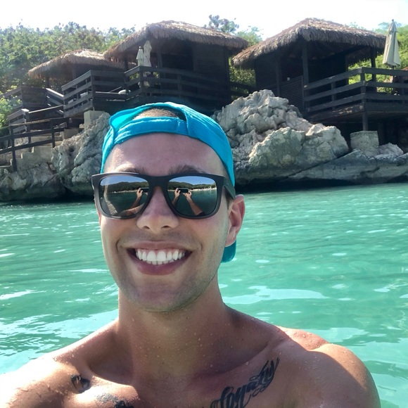 Profile Picture of Devin Gray (@devingray1993) on Poshmark