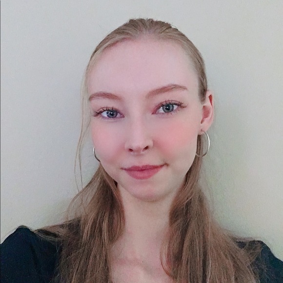 Profile Picture of Olivia Vandehey (@oliviavandehey) on Poshmark