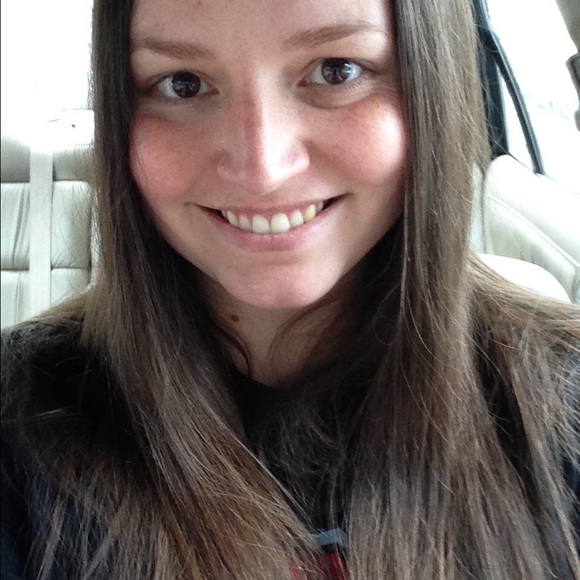 Profile Picture of Ashley Edes (@ashleyedes) on Poshmark