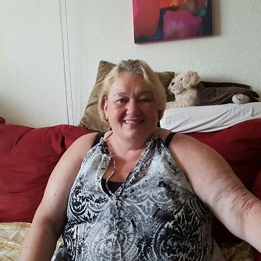 Profile Picture of Lori Maxwell (@Lorainna43) on Twitter