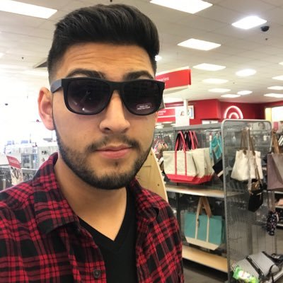 Profile Picture of Abraham Robles (@PaleRose_97) on Twitter