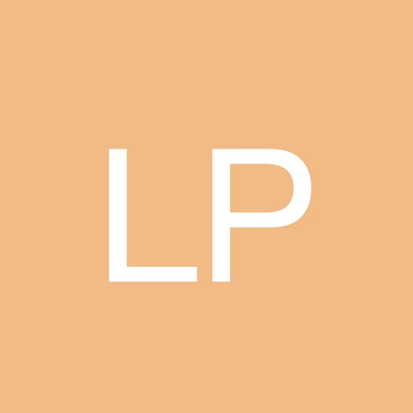 Profile Picture of Lisa Pasternak (@ldpasternak) on Poshmark