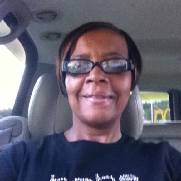 Profile Picture of Ladonna Cobb (@niffyyyyy) on Poshmark