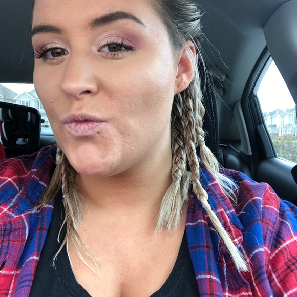 Profile Picture of Alexandra Potter (@potteralexandra) on Poshmark