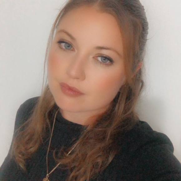 Profile Picture of Claire Edwards (@clairee86) on Poshmark