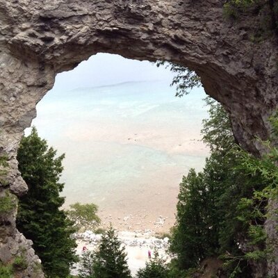 Profile Picture of LE Esson (@LaurieJE) on Twitter