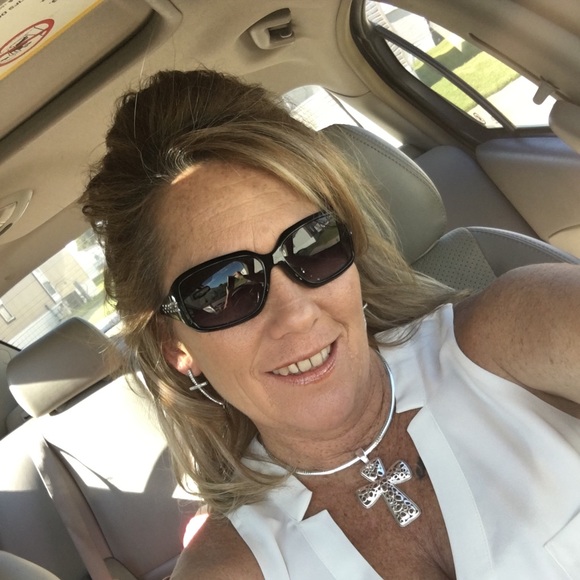 Profile Picture of Stacey Keeler (@staceykeeler) on Poshmark