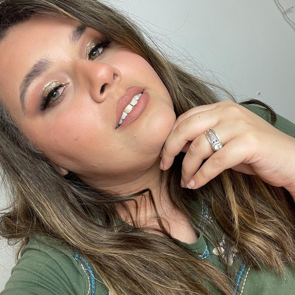 Profile Picture of Candice Lorenzo (@candice_muaxo) on Poshmark