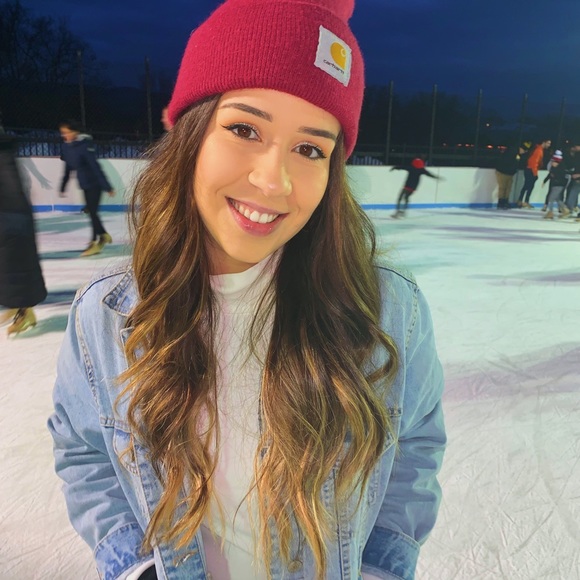 Profile Picture of Cassandra Martins (@cassmartins) on Poshmark