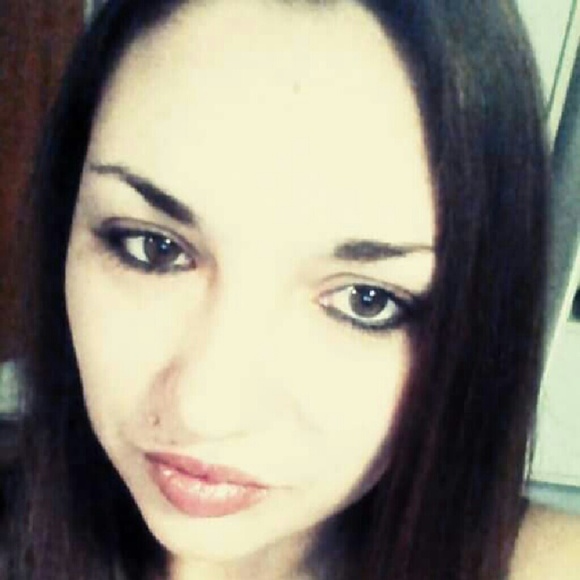 Profile Picture of Nichole Paul (@cocoa0927) on Poshmark