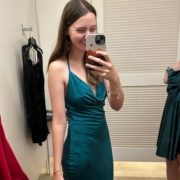 Profile Picture of Ella Varney (@ellag1214) on Poshmark