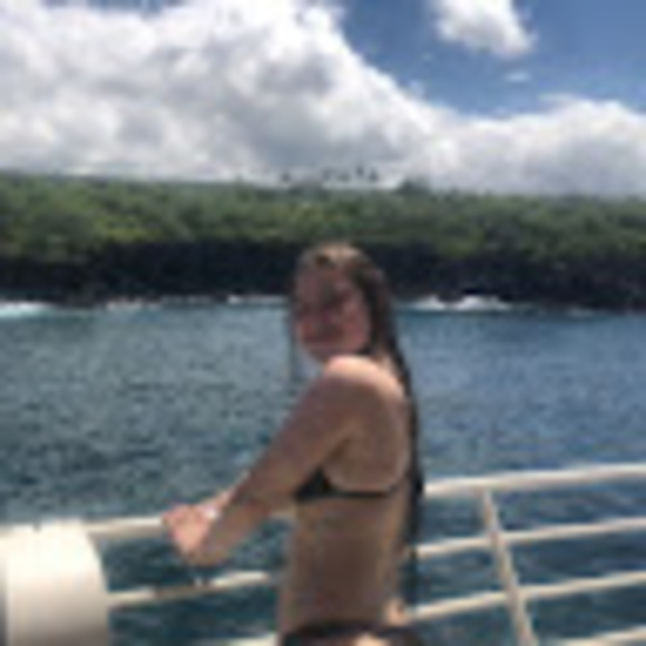 Profile Picture of Chandlier Mohamed (@chandlier_m) on Poshmark