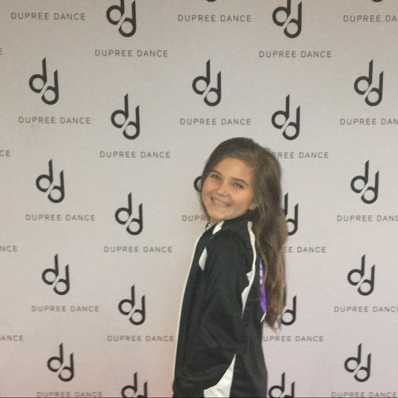 Profile Picture of Elizabeth Luxton (@liz_luxton) on Poshmark