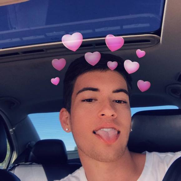 Profile Picture of Taylor Giles (@taylorrgiles) on Poshmark