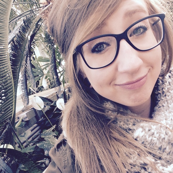 Profile Picture of Tayler Schamberger (@tayschams) on Poshmark