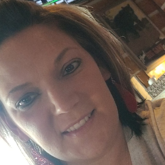 Profile Picture of Ashley Westerberg (@ashwest000) on Poshmark