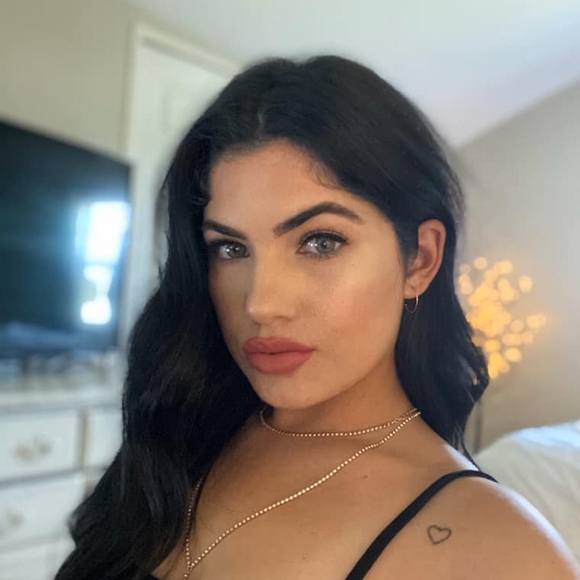 Demi Keely - Poshmark Profile Picture of Demi Keely (@demismakeup) on Poshmark
