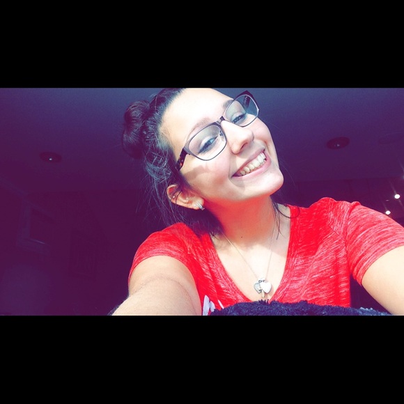 Profile Picture of Kayla Carlisi (@kaylacarlisi) on Poshmark