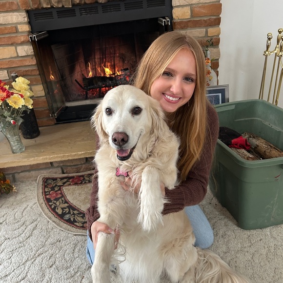 Profile Picture of Abby Geldert (@abbyggg417) on Poshmark