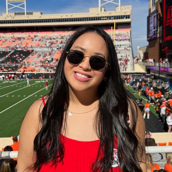 Profile Picture of Vy Dinh (@vydinh3) on Poshmark