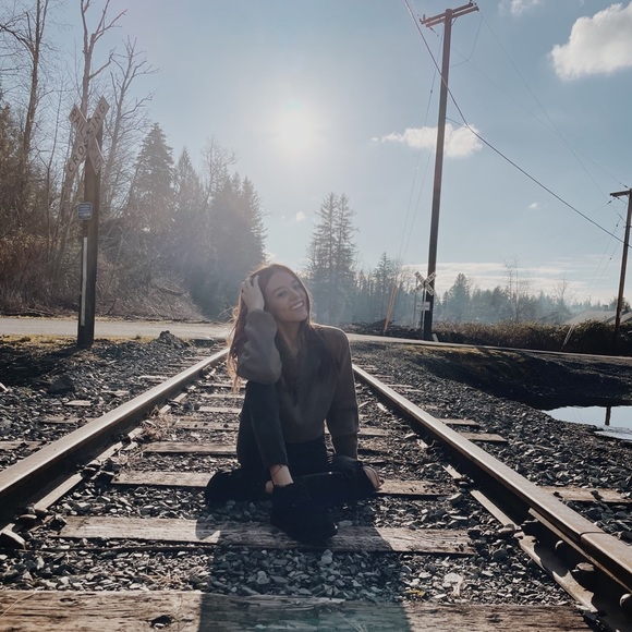 Profile Picture of Ari Barnby (@arib7) on Poshmark