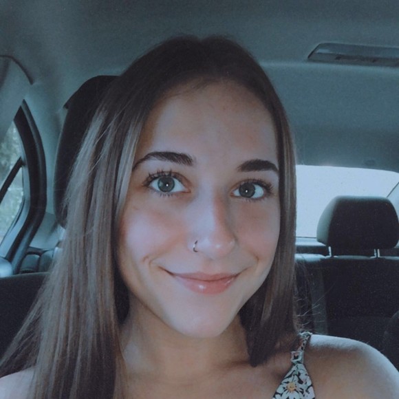 Profile Picture of Roxy Roessing (@roxyroessing) on Poshmark