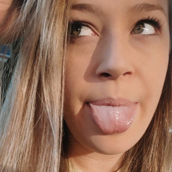 Profile Picture of Jenna Anglin (@lilchittybang) on Poshmark