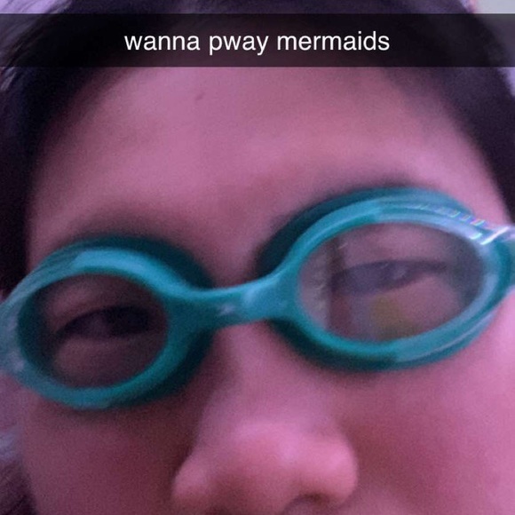 Profile Picture of Chloe Zheng (@chloezhenglol) on Poshmark