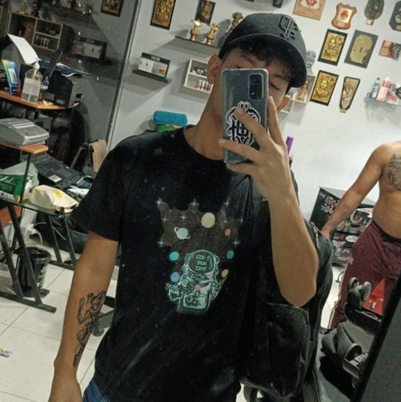 Profile Picture of Anderson Anderson (@botdouglas27) on Poshmark