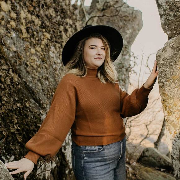 Profile Picture of Moriah Dubatowka (@moriahdubatowka) on Poshmark