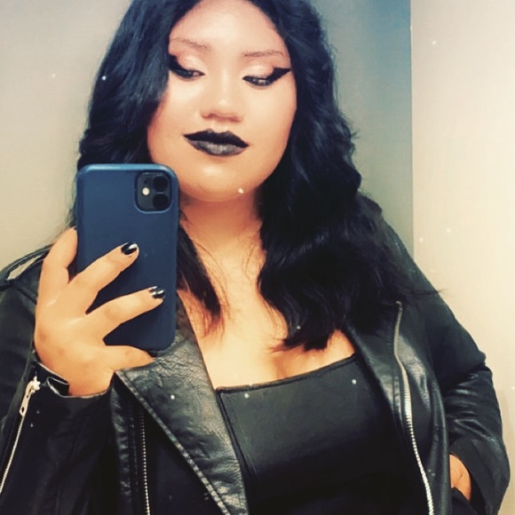 Profile Picture of Angela Ferrero (@lavieenrose130) on Poshmark