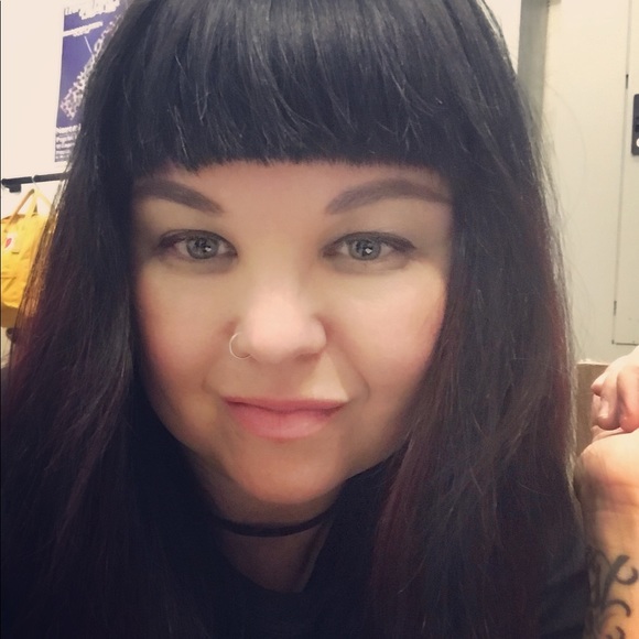 Profile Picture of Amanda Holloway (@amandarose1976) on Poshmark